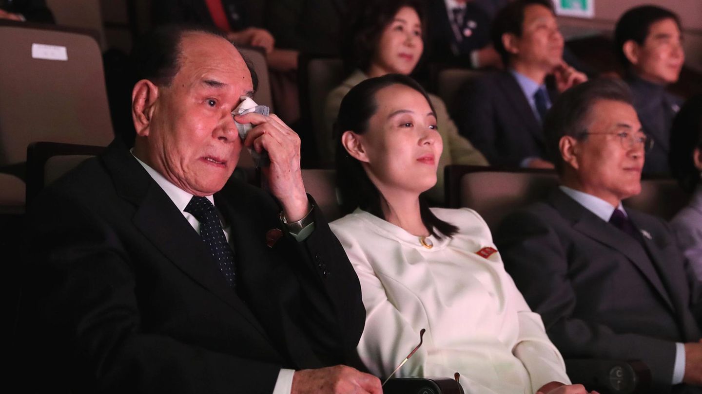 Pyeongchang 2018: Hoher Besuch: Ach, da fließen die Tränen bei Nordkoreas protokollarischem Staatsoberhaupt Kim Yong Nam (l.) während eines Konzertes im Nationaltheater in Seoul. Neben ihm sitzt die Schwester von Diktator Kim Jong Un, Kim Yo Jong. Und daneben ist der südkoreanische Präsident Moon Jae In zu sehen Hoher Besuch: Ach, da fließen die Tränen bei Nordkoreas protokollarischem Staatsoberhaupt Kim Yong Nam (l.) während eines Konzertes im Nationaltheater in Seoul. Neben ihm sitzt die Schwester von Diktator Kim Jong Un, Kim Yo Jong. Und daneben ist der südkoreanische Präsident Moon Jae In zu sehen