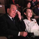 Hoher Besuch: Ach, da fließen die Tränen bei Nordkoreas protokollarischem Staatsoberhaupt Kim Yong Nam (l.) während eines Konzertes im Nationaltheater in Seoul. Neben ihm sitzt die Schwester von Diktator Kim Jong Un, Kim Yo Jong. Und daneben ist der südkoreanische Präsident Moon Jae In zu sehen