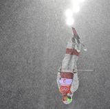 Mieses Wetter: Die kanadische Ski-Freestylerin trotzt auf der Buckelpiste dem heftigen Schneetreiben