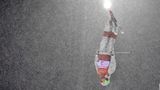 Mieses Wetter: Die kanadische Ski-Freestylerin trotzt auf der Buckelpiste dem heftigen Schneetreiben