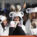 Geschmackssache: Koreanische Fans schauen sich den Snowboard-Slopestyle-Wettbewerb an und tragen das Maskottchen von Pyeongchang, den weißen Tiger Soohorang, auf dem Kopf.