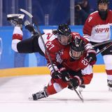 Fangen spielen: Ein japanischer Eishockey-Spieler schnappt sich den Gegenspieler von der Schweiz, allerdings macht er das auf ganz unkonventionelle Art.