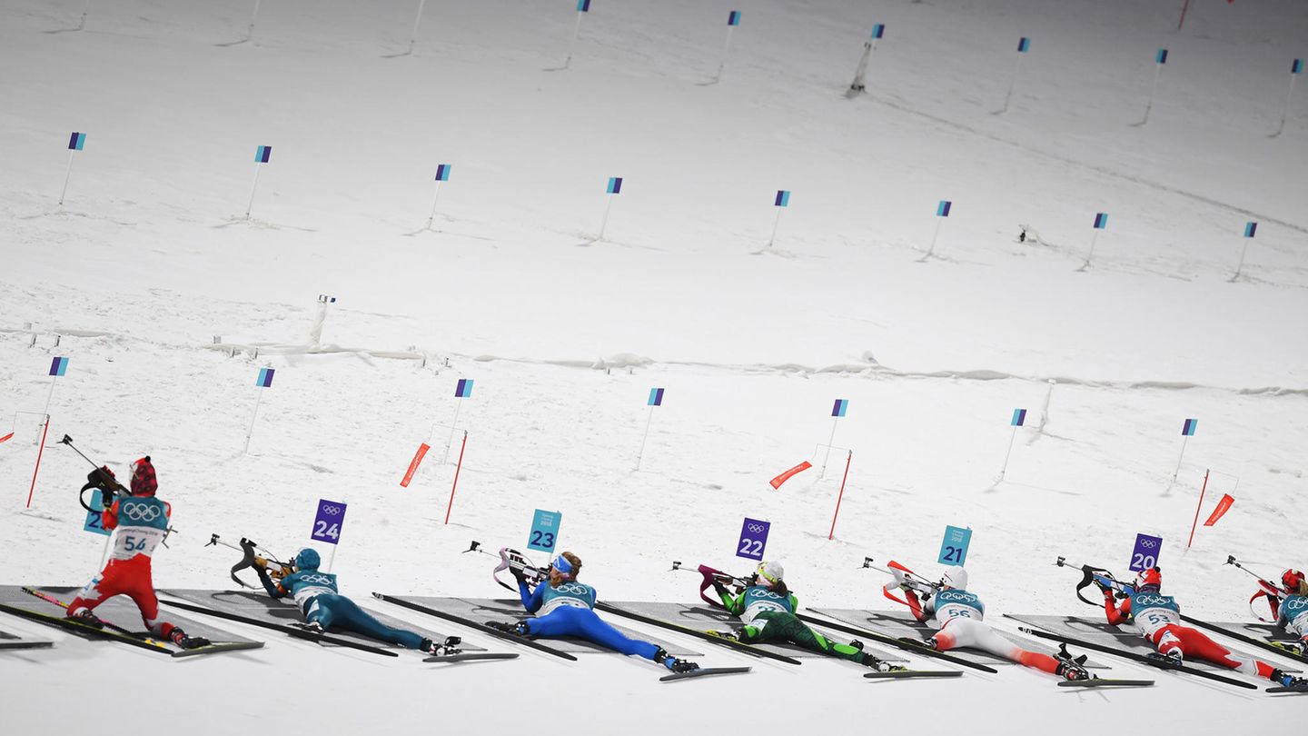 Scharfschützen: Das Liegendschießen im Verfolgungsrennen der Biathlon-Frauen. Wer daneben schießt, verliert.
