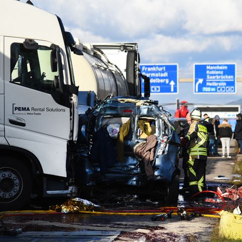 Wie viele Menschen bei dem schweren Unfall auf der A5 gestorben sind, konnte die Polizei bislang nicht sagen