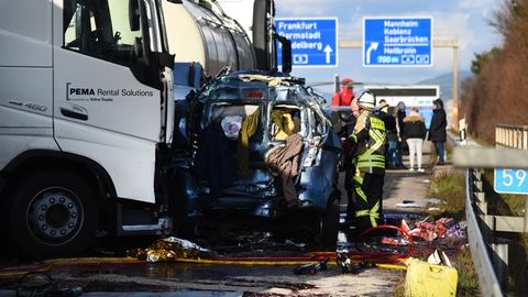 Wie viele Menschen bei dem schweren Unfall auf der A5 gestorben sind, konnte die Polizei bislang nicht sagen
