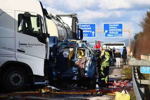Wie viele Menschen bei dem schweren Unfall auf der A5 gestorben sind, konnte die Polizei bislang nicht sagen
