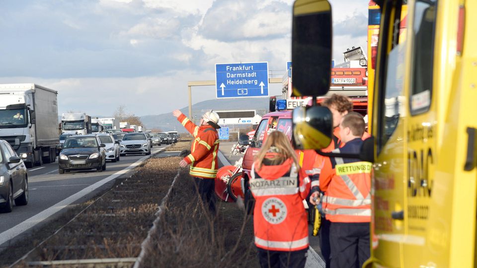 Nachrichten aus Deutschland: Gaffer-Unfall auf der A5