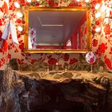 Händewaschen in einem Felsbecken: Detail aus dem Zimmer 155 mit der Bezeichnung "Hearts and Flowers".