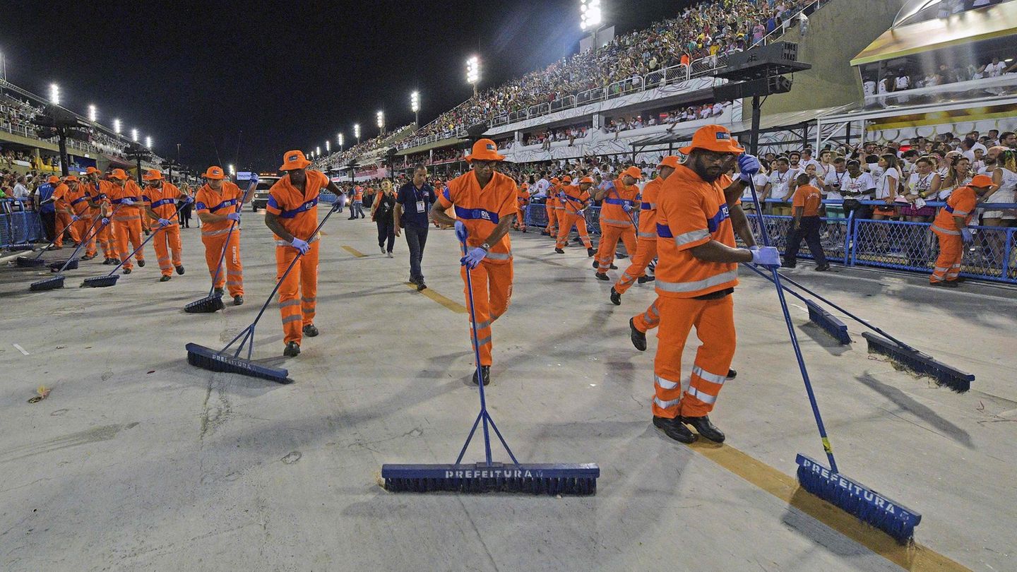 Am Aschermittwoch wird verkündet, welche Sambaschule in diesem Jahr den Wettbewerb gewonnen hat. Nach dem letzten Durchlauf in der Nacht zu Dienstag wurde im Sambódromo sauber gemacht.