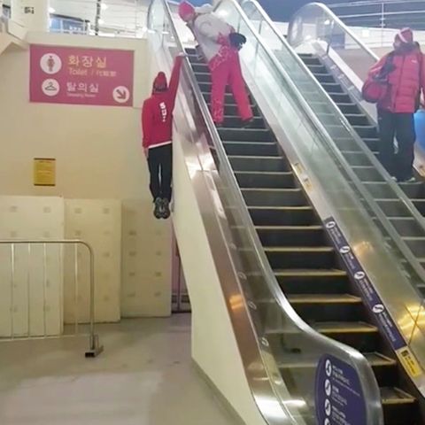 Olympia 2018: Schweizer Skifahrer fährt Rolltreppe wie ein Champ - selbst Lindsey Vonn ist verrückt nach ihm
