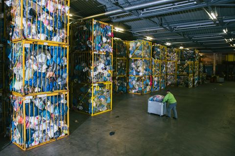 In Deutschland werden pro Jahr eine Million Tonnen Altkleider aus etwa 120.000 Containern gesammelt. In Bitterfeld allein werden 70.000 Tonnen davon verarbeitet.