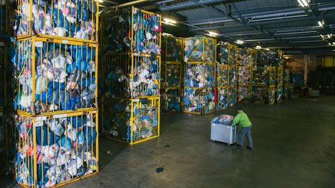 In Deutschland werden pro Jahr eine Million Tonnen Altkleider aus etwa 120.000 Containern gesammelt. In Bitterfeld allein werden 70.000 Tonnen davon verarbeitet.