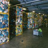 In Deutschland werden pro Jahr eine Million Tonnen Altkleider aus etwa 120.000 Containern gesammelt. In Bitterfeld allein werden 70.000 Tonnen davon verarbeitet.