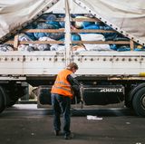 An die 30 Lastwagen mit insgesamt rund 400 Tonnen Altkleidung aus halb Europa rollen täglich auf das Gelände von Soex, das entspricht einem Gewicht von 1,2 Millionen T-Shirts.