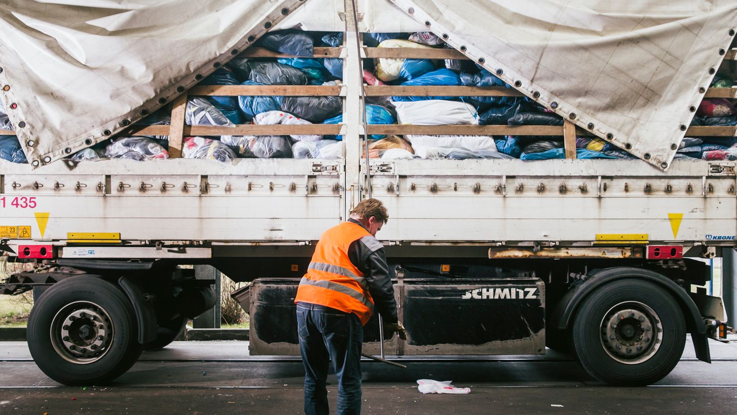 An die 30 Lastwagen mit insgesamt rund 400 Tonnen Altkleidung aus halb Europa rollen täglich auf das Gelände von Soex, das entspricht einem Gewicht von 1,2 Millionen T-Shirts.