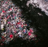 15 Prozent der Altkleider landen in der Reißerei. Hier riecht es muffig, es dröhnen die Maschinen, es staubt und ist menschenleer. Alttextilien werden auf riesigen Walzen gekämmt, zerhackt und geschreddert, mit Reißnadeln zerfasert und in Röhren gesaugt.