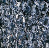 Getrennt wird unter anderem in Denim, Strumpfhosen, Plüschtiere oder Kinderkleidung. Hier zu sehen: Ein Stapel Jeanshosen.