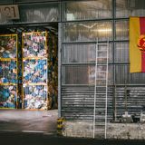 In einem Gewerbegebiet im sachsen-anhaltinischen Bitterfeld-Wolfen steht das Sortierwerk der Soex Group, einem der größten Textilrecycler der Welt. 