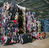 Zu den Kunden von Soex und dem Tochterunternehmen I:Collect gehören auch Firmen wie H&M und C&A, Levi Strauss und Hunkemöller. Sie schicken die vom Kunden abgegebenen Altkleider an Soex, aber auch beschädigte oder unverkaufte Ware, die für die nächste Kollektion Platz machen muss.