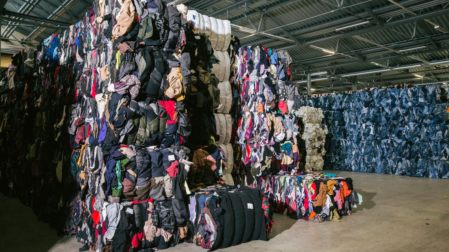 Soex in Bitterfeld: Zu den Kunden von Soex und dem Tochterunternehmen I:Collect gehören auch Firmen wie H&M und C&A, Levi Strauss und Hunkemöller. Sie schicken die vom Kunden abgegebenen Altkleider an Soex, aber auch beschädigte oder unverkaufte Ware, die für die nächste Kollektion Platz machen muss. Zu den Kunden von Soex und dem Tochterunternehmen I:Collect gehören auch Firmen wie H&M und C&A, Levi Strauss und Hunkemöller. Sie schicken die vom Kunden abgegebenen Altkleider an Soex, aber auch beschädigte oder unverkaufte Ware, die für die nächste Kollektion Platz machen muss.