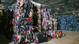 Zu den Kunden von Soex und dem Tochterunternehmen I:Collect gehören auch Firmen wie H&M und C&A, Levi Strauss und Hunkemöller. Sie schicken die vom Kunden abgegebenen Altkleider an Soex, aber auch beschädigte oder unverkaufte Ware, die für die nächste Kollektion Platz machen muss.