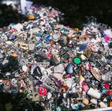 Was von der Kleidung übrig bleibt: Ein Container voller Reißverschlüsse.