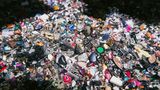 Was von der Kleidung übrig bleibt: Ein Container voller Reißverschlüsse.
