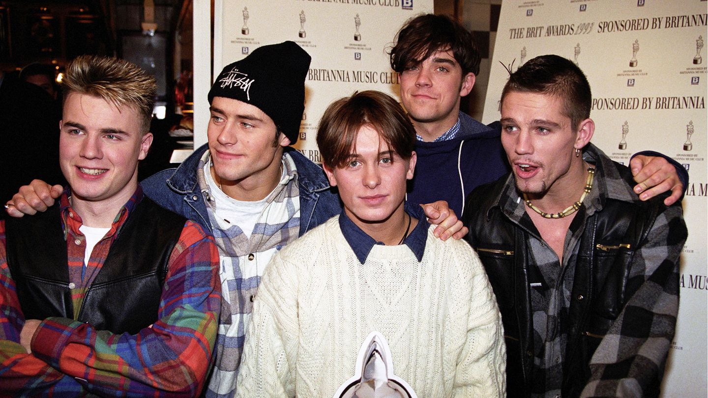Boyband-Drama von 1996: Gary Barlow galt als musikalischer Kopf von Take That, Robbie Williams und Mark Owen brachen dafür mehr Mädchen-Herzen. Williams vor allem am 17. Juli 1995: Er verließ die Band. "ROBBBIIIIIEEE", kreischten Fans in ganz Europa verzweifelt. Doch der damals erst 21-Jährige hatte mit Drogenproblemen zu kämpfen und wurde rausgekickt. Gary Barlow galt als musikalischer Kopf von Take That, Robbie Williams und Mark Owen brachen dafür mehr Mädchen-Herzen. Williams vor allem am 17. Juli 1995: Er verließ die Band. "ROBBBIIIIIEEE", kreischten Fans in ganz Europa verzweifelt. Doch der damals erst 21-Jährige hatte mit Drogenproblemen zu kämpfen und wurde rausgekickt.