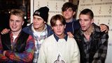 Gary Barlow galt als musikalischer Kopf von Take That, Robbie Williams und Mark Owen brachen dafür mehr Mädchen-Herzen. Williams vor allem am 17. Juli 1995: Er verließ die Band. "ROBBBIIIIIEEE",  kreischten Fans in ganz Europa verzweifelt. Doch der damals erst 21-Jährige hatte mit Drogenproblemen zu kämpfen und wurde rausgekickt.