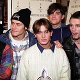 Gary Barlow galt als musikalischer Kopf von Take That, Robbie Williams und Mark Owen brachen dafür mehr Mädchen-Herzen. Williams vor allem am 17. Juli 1995: Er verließ die Band. "ROBBBIIIIIEEE",  kreischten Fans in ganz Europa verzweifelt. Doch der damals erst 21-Jährige hatte mit Drogenproblemen zu kämpfen und wurde rausgekickt.