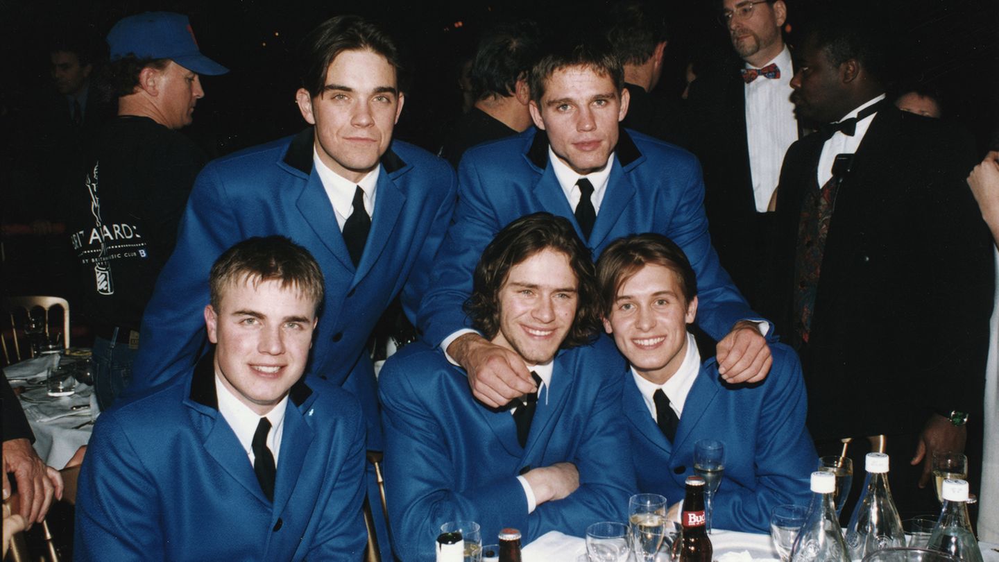 Boyband-Drama von 1996: Am 13. Februar 1996 gaben Take That in einer Pressekonferenz ihre offizielle Trennung bekannt, nachdem die britische Boulevard-Zeitung "The Sun" die Schock-Nachricht vorab meldete. Eigentlich wollten Take That erst bei den Brit Awards das Aus verkünden. 1994 hatten sie dort ein viel umjubeltes Beatles-Medley zum Besten gegeben. Am 13. Februar 1996 gaben Take That in einer Pressekonferenz ihre offizielle Trennung bekannt, nachdem die britische Boulevard-Zeitung "The Sun" die Schock-Nachricht vorab meldete. Eigentlich wollten Take That erst bei den Brit Awards das Aus verkünden. 1994 hatten sie dort ein viel umjubeltes Beatles-Medley zum Besten gegeben.
