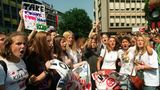 Take-That-Fans in Aktion: Ohne Plakate, T-Shirts und mindestens ein aufgemaltes Band-Logo am Körper ging gar nichts. Schon nach dem Austritt von Robbie Williams gab es Demonstrationen auf den Straßen, dass die Hysterie nach der späteren Auflösung der Band so überkochen würde, ahnte damals trotzdem keiner.