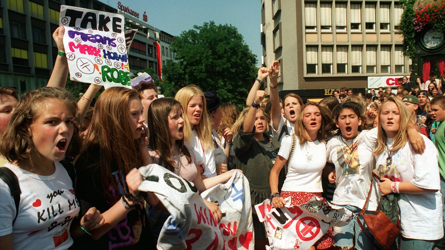 Take-That-Fans in Aktion: Ohne Plakate, T-Shirts und mindestens ein aufgemaltes Band-Logo am Körper ging gar nichts. Schon nach dem Austritt von Robbie Williams gab es Demonstrationen auf den Straßen, dass die Hysterie nach der späteren Auflösung der Band so überkochen würde, ahnte damals trotzdem keiner.
