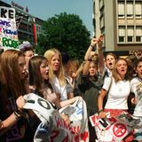 Take-That-Fans in Aktion: Ohne Plakate, T-Shirts und mindestens ein aufgemaltes Band-Logo am Körper ging gar nichts. Schon nach dem Austritt von Robbie Williams gab es Demonstrationen auf den Straßen, dass die Hysterie nach der späteren Auflösung der Band so überkochen würde, ahnte damals trotzdem keiner.