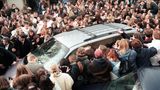 Tiefer Verzweiflung bei den Fans, die sich an extra eingerichteten Notfall-Hotlines die Augen ausweinten. In London bauten Fans damals sogar einen Altar mit Blumen, Kerzen und Bildern der Band auf.