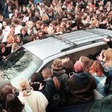 Tiefer Verzweiflung bei den Fans, die sich an extra eingerichteten Notfall-Hotlines die Augen ausweinten. In London bauten Fans damals sogar einen Altar mit Blumen, Kerzen und Bildern der Band auf.