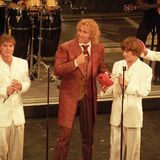 Dann kam der letzte Auftritt in Deutschland: Take That - schon nur noch zu viert - besuchten Thomas Gottschalk bei "Wetten, dass..?". Alle vier trugen Weiß und futterten sich durch die Gummibärchen des Gastgebers, während die Fans ohne Pause kreischten. "How Deep Is Your Love", hieß ihre letzte Single passenderweise.