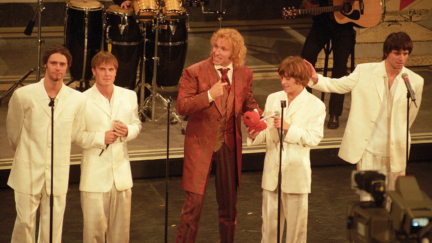 Boyband-Drama von 1996: Dann kam der letzte Auftritt in Deutschland: Take That - schon nur noch zu viert - besuchten Thomas Gottschalk bei "Wetten, dass..?". Alle vier trugen Weiß und futterten sich durch die Gummibärchen des Gastgebers, während die Fans ohne Pause kreischten. "How Deep Is Your Love", hieß ihre letzte Single passenderweise. Dann kam der letzte Auftritt in Deutschland: Take That - schon nur noch zu viert - besuchten Thomas Gottschalk bei "Wetten, dass..?". Alle vier trugen Weiß und futterten sich durch die Gummibärchen des Gastgebers, während die Fans ohne Pause kreischten. "How Deep Is Your Love", hieß ihre letzte Single passenderweise.
