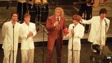 Dann kam der letzte Auftritt in Deutschland: Take That - schon nur noch zu viert - besuchten Thomas Gottschalk bei "Wetten, dass..?". Alle vier trugen Weiß und futterten sich durch die Gummibärchen des Gastgebers, während die Fans ohne Pause kreischten. "How Deep Is Your Love", hieß ihre letzte Single passenderweise.