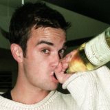 Williams feierte weiter wild, am liebsten mit seinen Kumpels von Oasis. Er sei immer neidisch auf Gary Barlow gewesen, gab Williams einmal zu. Tatsächlich überraschte er mit seiner erfolgreichen Solo-Karriere später alle Kritiker.