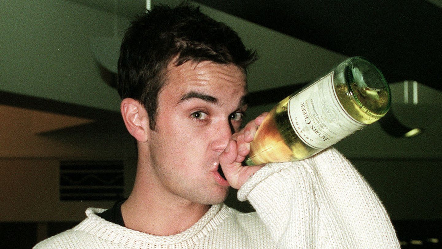 Williams feierte weiter wild, am liebsten mit seinen Kumpels von Oasis. Er sei immer neidisch auf Gary Barlow gewesen, gab Williams einmal zu. Tatsächlich überraschte er mit seiner erfolgreichen Solo-Karriere später alle Kritiker.