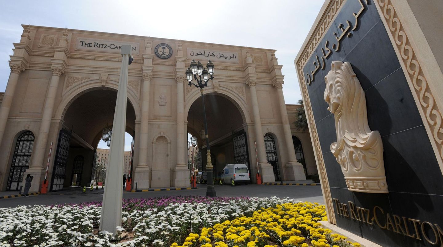 Der pompöse Eingang des Ritz-Carlton Hotels in Riad.