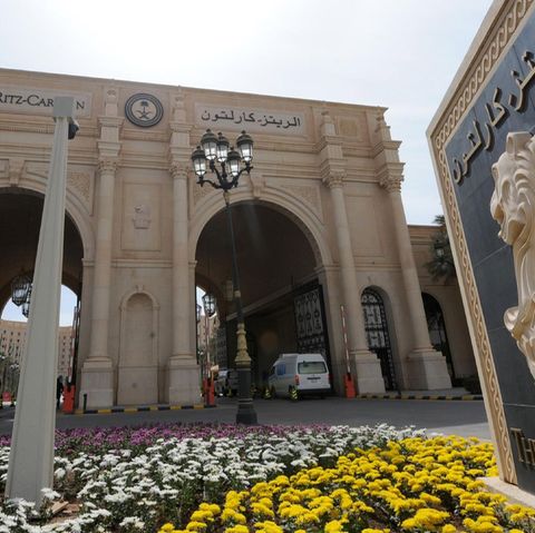 Der pompöse Eingang des Ritz-Carlton Hotels in Riad.