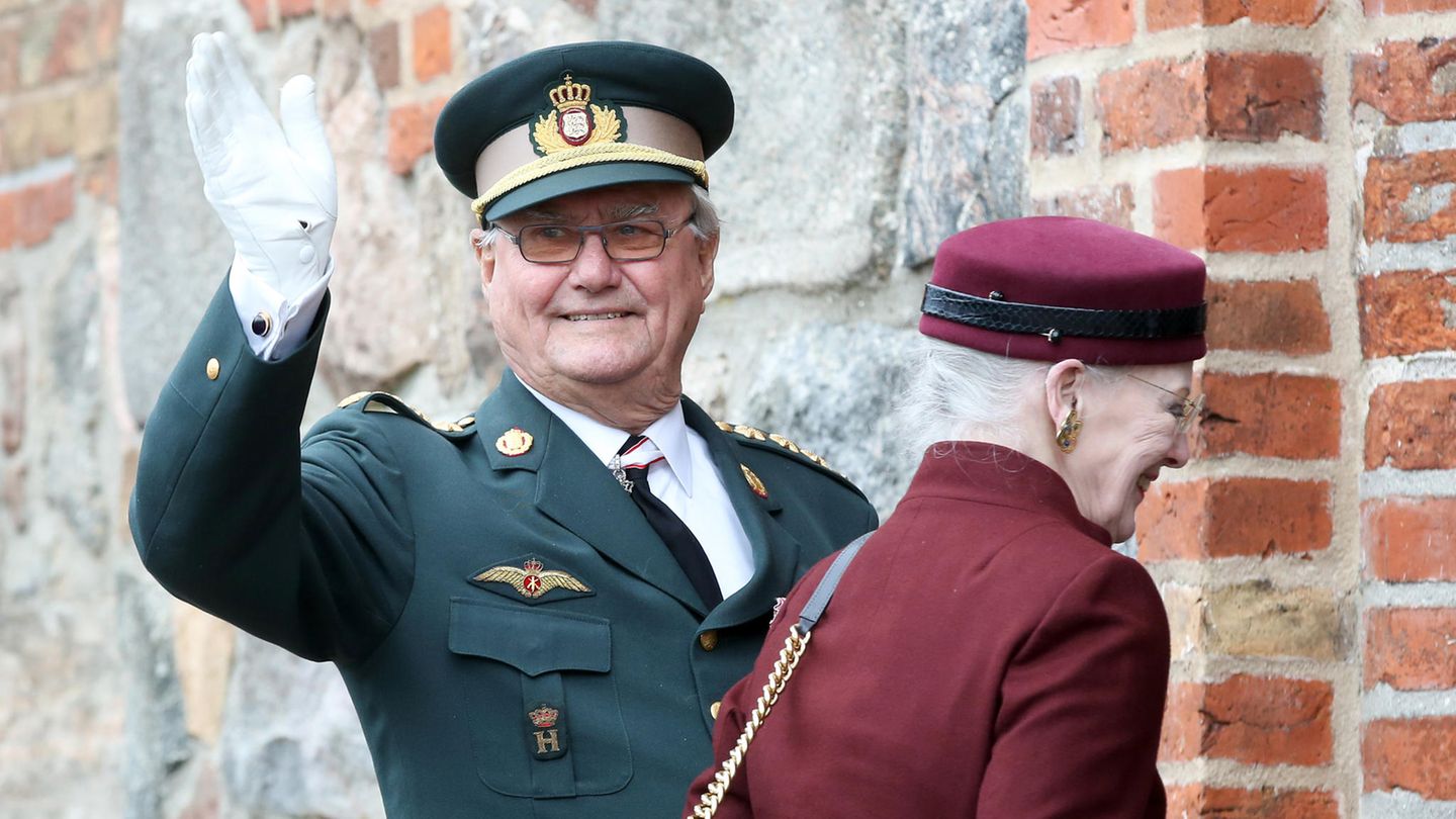 Prinz Henrik, Mann der dänischen Königin Margrethe, winkt