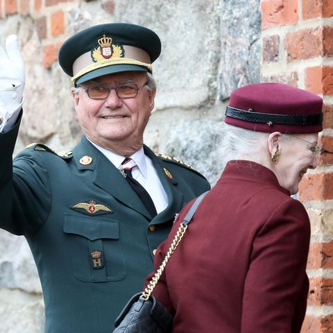 Prinz Henrik, Mann der dänischen Königin Margrethe, winkt