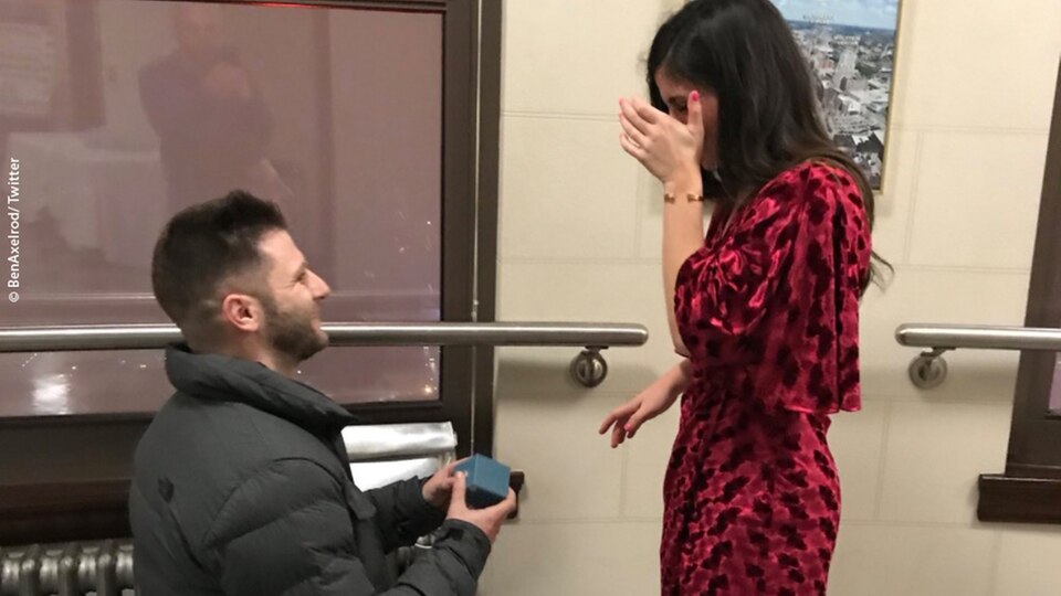 Ein außergewöhnliche Liebesgeschichte: Ein Mann macht kniend einer Frau einen Heiratsantrag