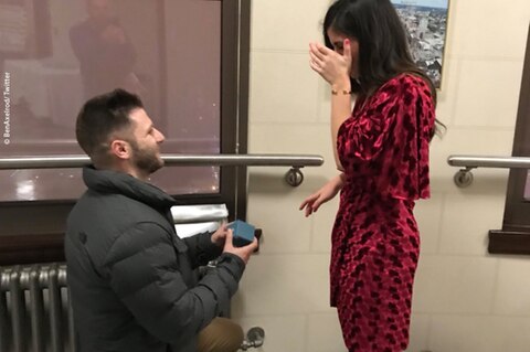 Ein außergewöhnliche Liebesgeschichte: Ein Mann macht kniend einer Frau einen Heiratsantrag