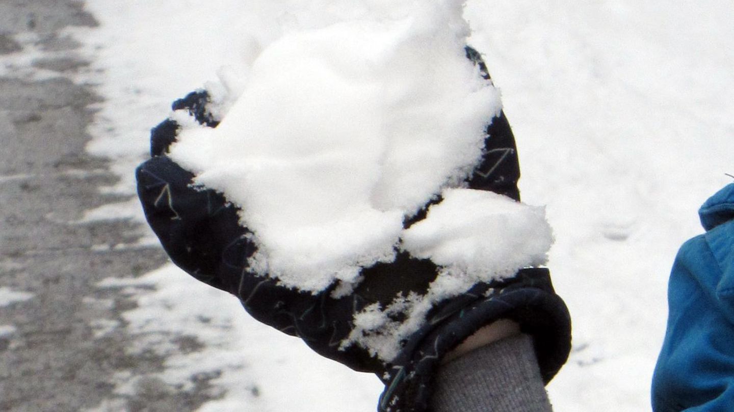 Junge mit Schneeball