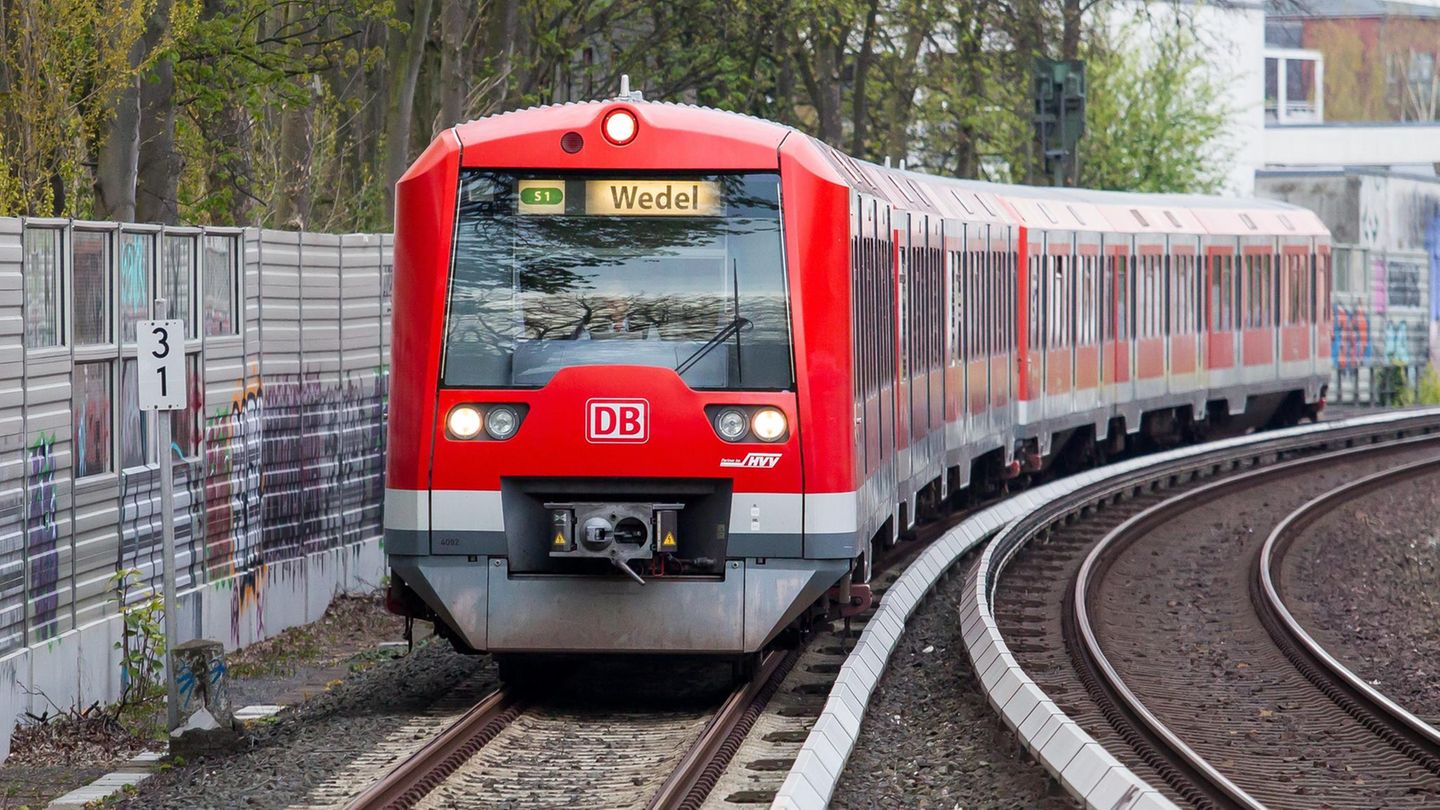 Kostenloser öffentlicher Nahverkehr in Hamburg? Eine S-Bahn des HVV auf dem Weg nach Wedel