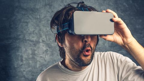 Ein Mann guckt durch eine VR-Brille. Das werde wohl nicht viele am Valentinstag machen